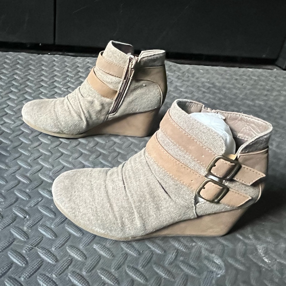 Natural Reflections Anna wedge booties 7m